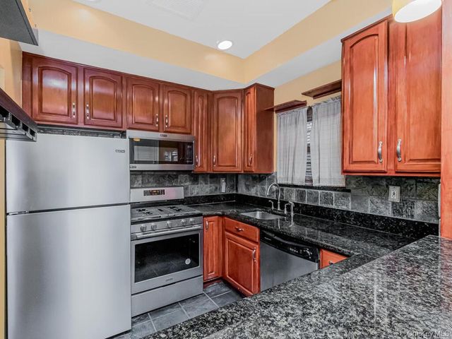 85 Admiral Court 87, Bronx, NY 10473
