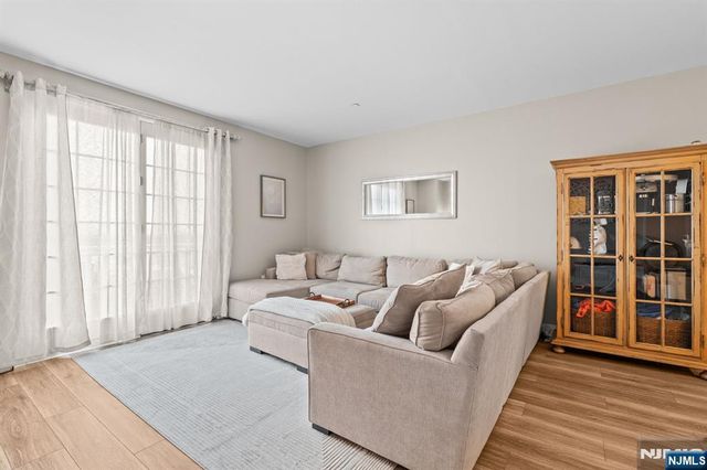 100 Shearwater 31, Jersey City, NJ 07305