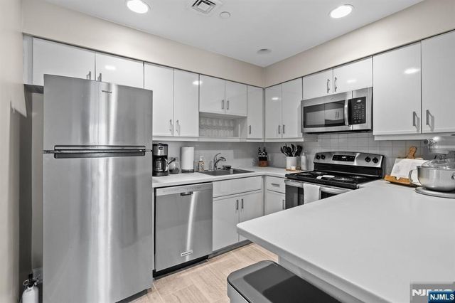 100 Shearwater 31, Jersey City, NJ 07305