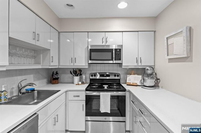100 Shearwater 31, Jersey City, NJ 07305