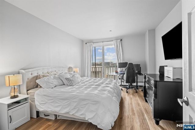 100 Shearwater 31, Jersey City, NJ 07305