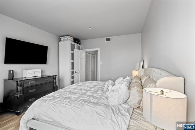 100 Shearwater 31, Jersey City, NJ 07305