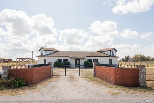 272 CR 341, La Vernia, TX 78121