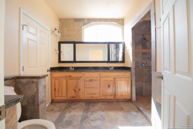 272 CR 341, La Vernia, TX 78121
