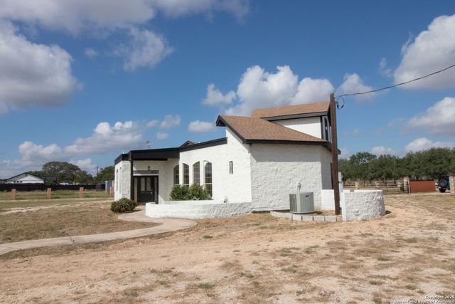 272 CR 341, La Vernia, TX 78121