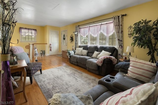 38 Post Ln, Riverdale Boro, NJ 07457