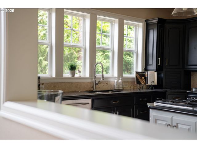 1033 Nw ELOISE Ln, Portland, OR 97229