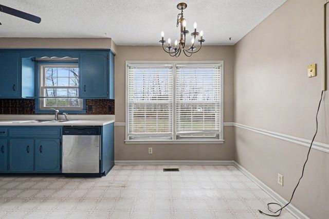 2102 Single Tree Dr, Clarksville, TN 37040