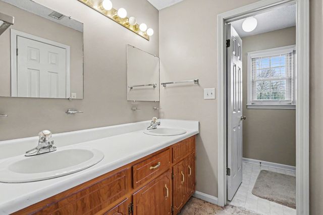 2102 Single Tree Dr, Clarksville, TN 37040