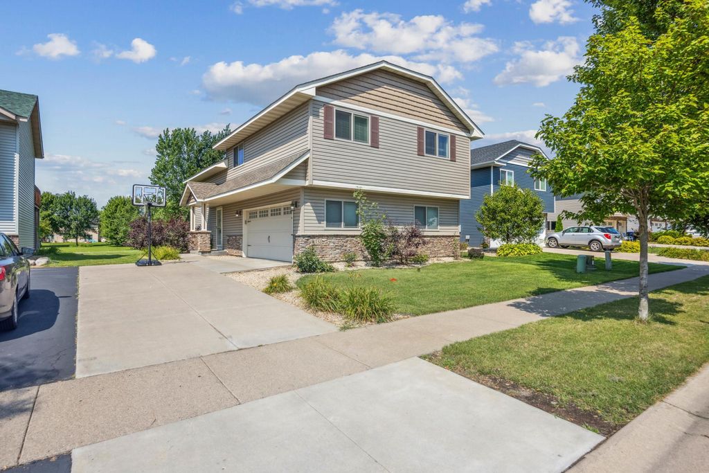 9351 Golden Pond Lane N, Monticello, MN 55362