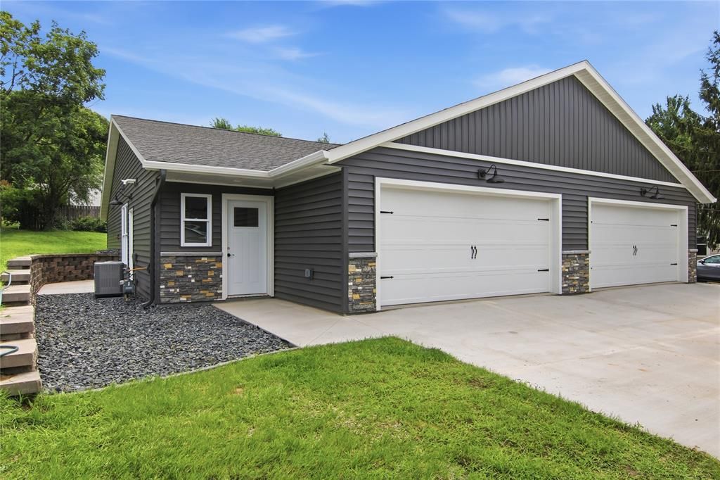 1323 Carpenter Avenue, Eau Claire, WI 54703