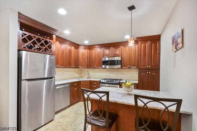 62 Falls Bridge Dr 62, Totowa Boro, NJ 07512