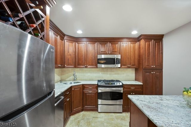 62 Falls Bridge Dr 62, Totowa Boro, NJ 07512