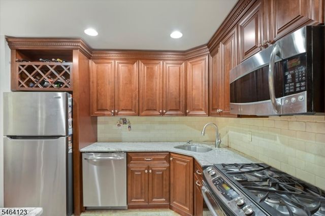 62 Falls Bridge Dr 62, Totowa Boro, NJ 07512