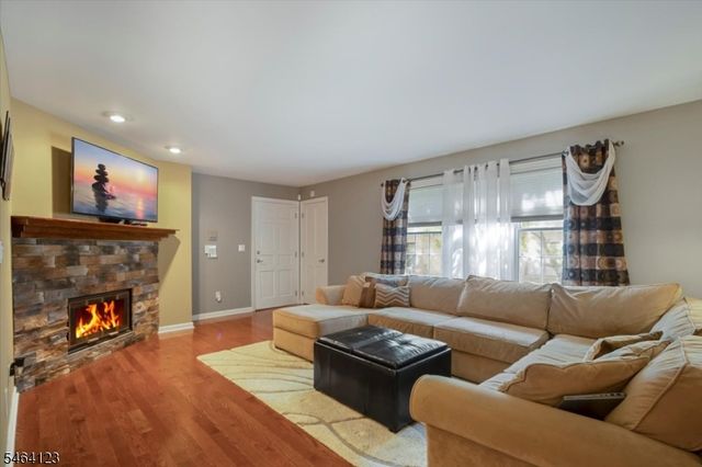 62 Falls Bridge Dr 62, Totowa Boro, NJ 07512