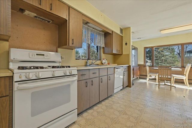 590 Waterview Road, Oceanside, NY 11572