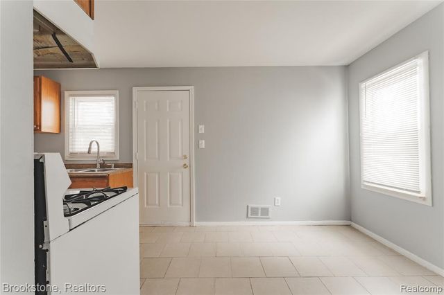 694 Emerson Avenue, Pontiac, MI 48340