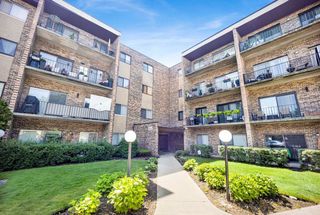 725 W Huntington Commons Road 416, Mount Prospect, IL 60056