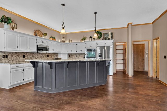 121 S Breezy Pointe Ct, Wichita, KS 67235