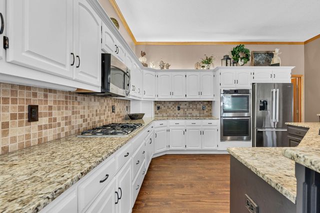 121 S Breezy Pointe Ct, Wichita, KS 67235