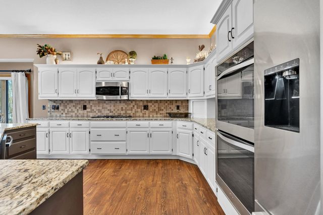 121 S Breezy Pointe Ct, Wichita, KS 67235