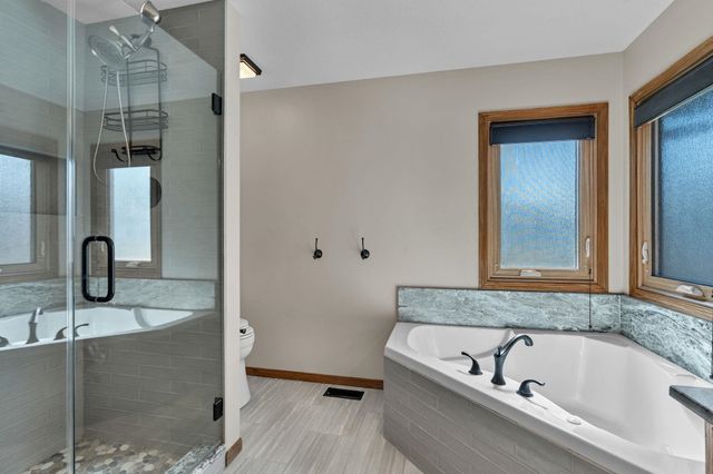 121 S Breezy Pointe Ct, Wichita, KS 67235