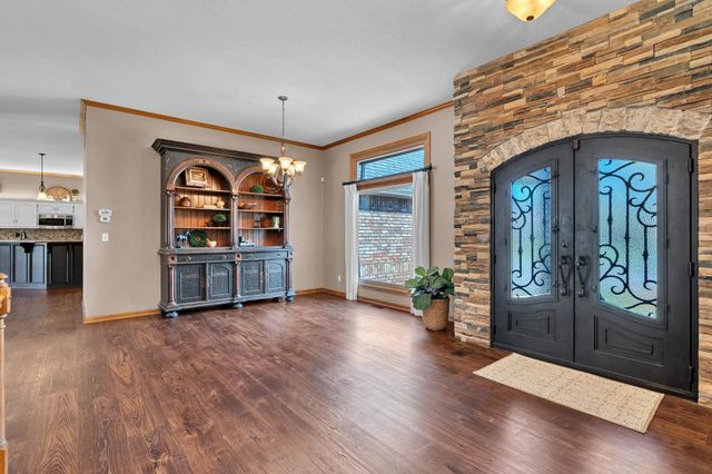 121 S Breezy Pointe Ct, Wichita, KS 67235