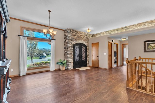 121 S Breezy Pointe Ct, Wichita, KS 67235