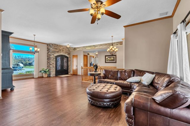 121 S Breezy Pointe Ct, Wichita, KS 67235