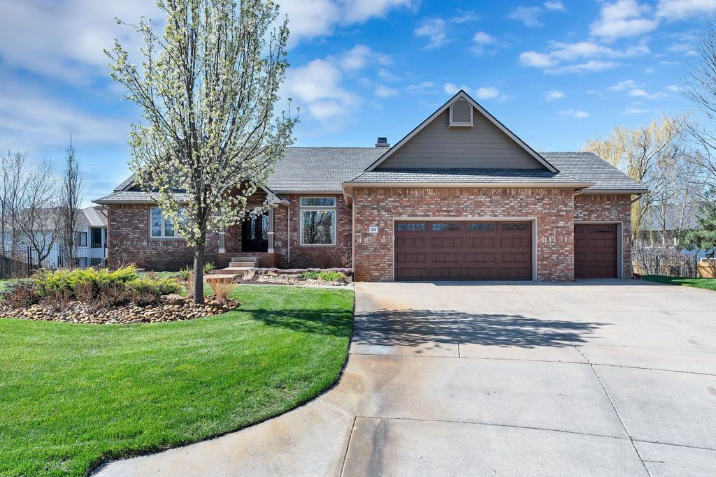 121 S Breezy Pointe Ct, Wichita, KS 67235
