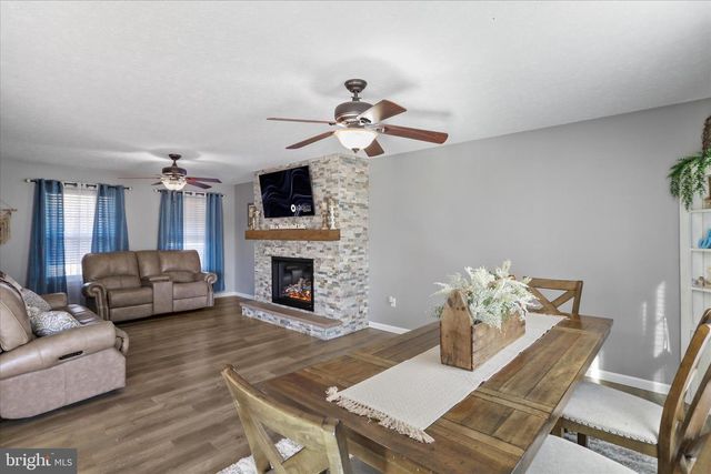 27 TOWHEE HOLW, Springfield, WV 26763