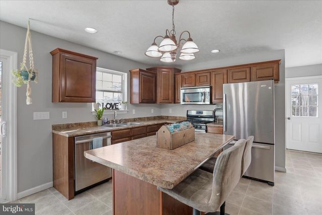 27 TOWHEE HOLW, Springfield, WV 26763