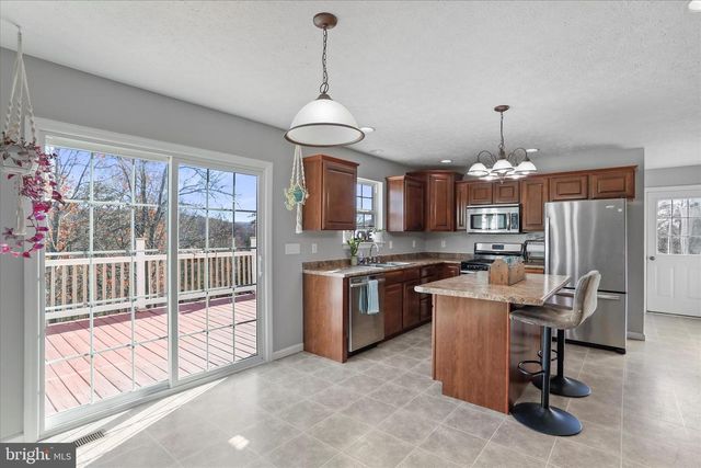 27 TOWHEE HOLW, Springfield, WV 26763