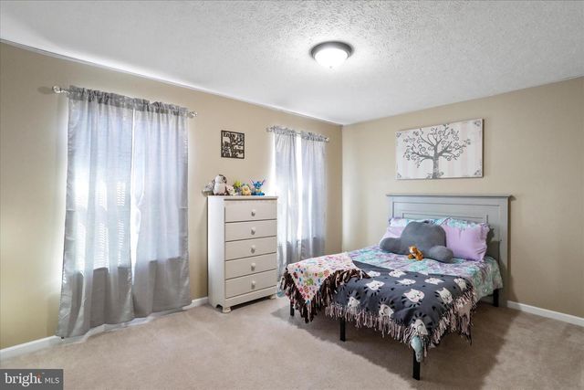 27 TOWHEE HOLW, Springfield, WV 26763