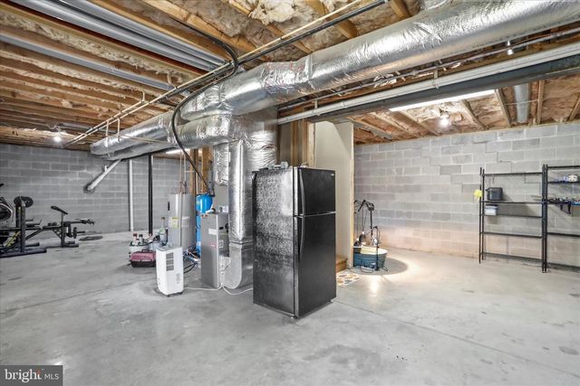 27 TOWHEE HOLW, Springfield, WV 26763