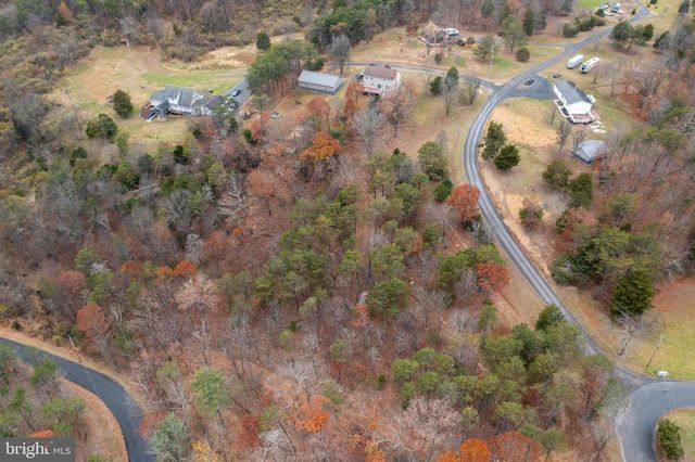 27 TOWHEE HOLW, Springfield, WV 26763