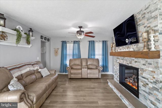 27 TOWHEE HOLW, Springfield, WV 26763