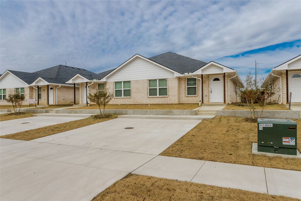 1016 Biloxi Drive, Ennis, TX 75119