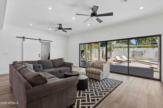 504 W HARMONT Drive, Phoenix, AZ 85021