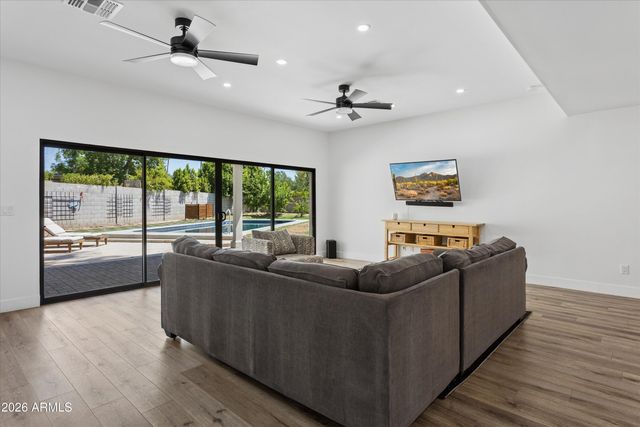 504 W HARMONT Drive, Phoenix, AZ 85021