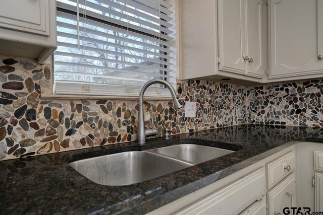 1108 Brad Cir, Lindale, TX 75771