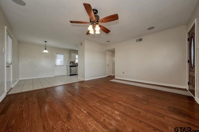 1108 Brad Cir, Lindale, TX 75771