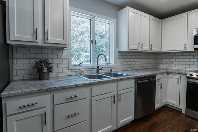 6511 Blue Spruce Drive, Newburgh, IN 47630