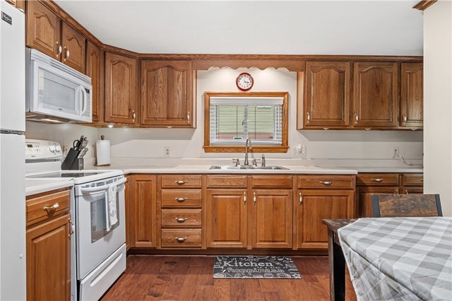 101 Leech Ln, Beaver Falls, PA 15010