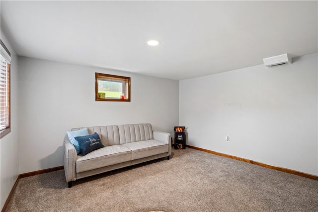 101 Leech Ln, Beaver Falls, PA 15010
