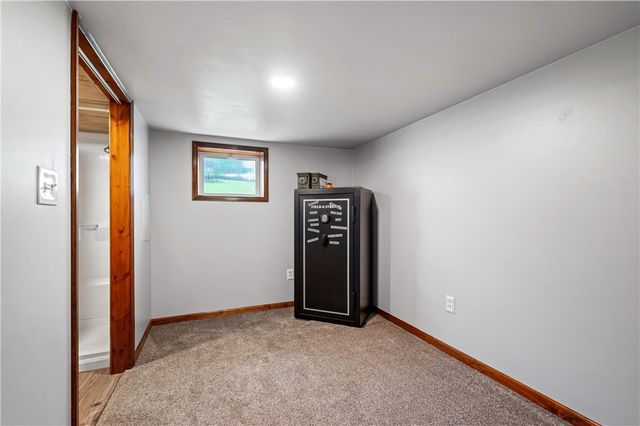 101 Leech Ln, Beaver Falls, PA 15010
