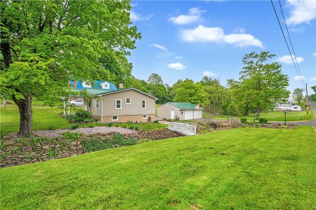 101 Leech Ln, Beaver Falls, PA 15010
