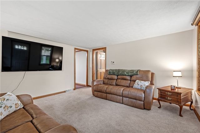 101 Leech Ln, Beaver Falls, PA 15010