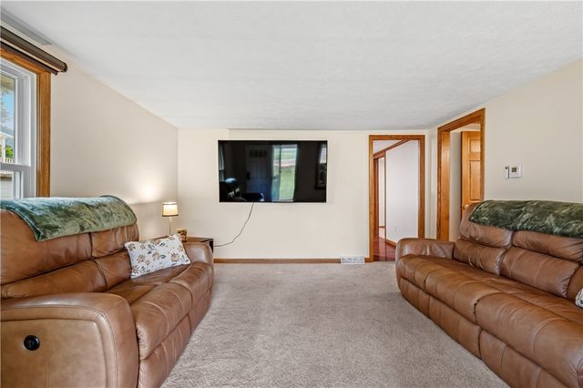 101 Leech Ln, Beaver Falls, PA 15010