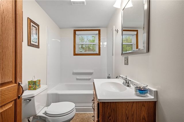 101 Leech Ln, Beaver Falls, PA 15010